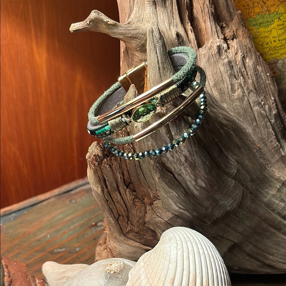 NWT Elegant Green and Gold Bracelet Set magnetic closure